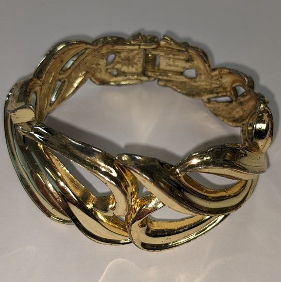 VTG GOLD TONE HINGE CLAMPER BRACELET - Picture 3 of 8